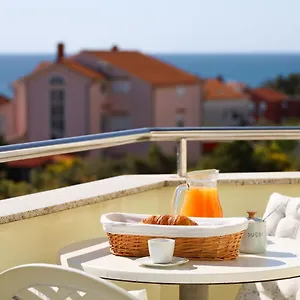 the-florens-residence-with-the-pool-and-the-barbecue.hotelinzadar.com/